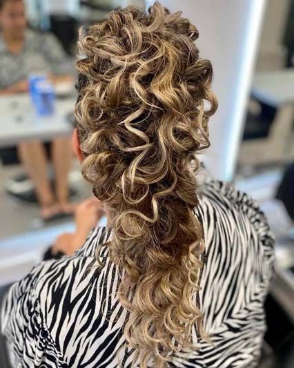 Peinado moldeado para melena rubia larga para fiesta