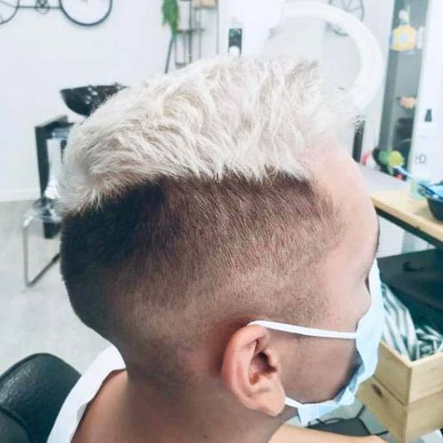 Corte de pelo masculino teñido de blanco