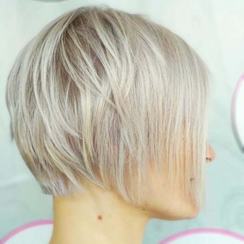 Corte de pelo corto con tinte blanco