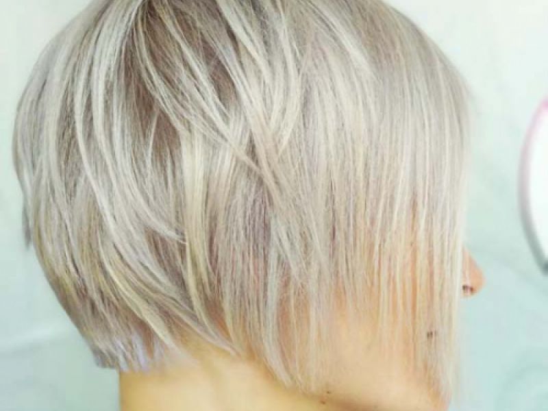 Corte de pelo corto con tinte blanco
