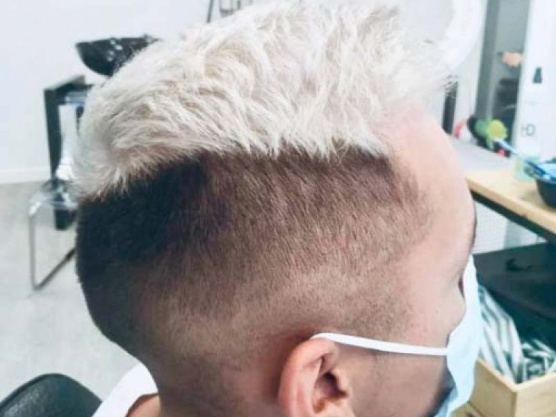 Corte de pelo masculino teñido de blanco